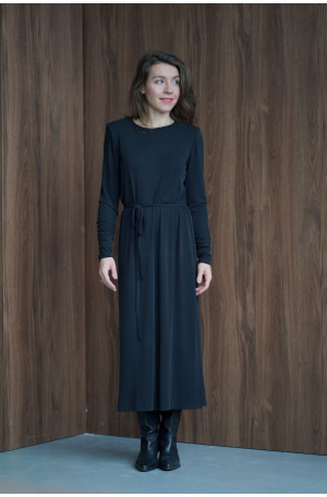 Sukienka oversize z paskiem – lejąca dzianina, rozcięcie na nodze