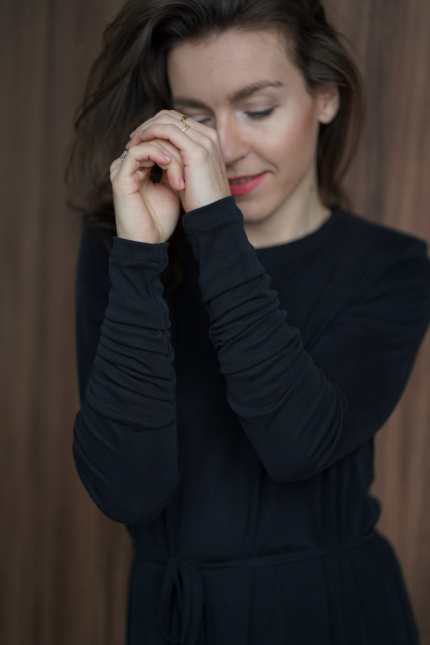 Sukienka oversize z paskiem – lejąca dzianina, rozcięcie na nodze