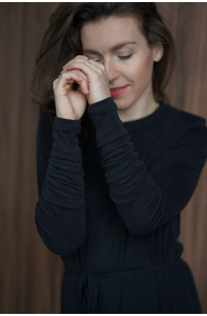 Sukienka oversize z paskiem – lejąca dzianina, rozcięcie na nodze