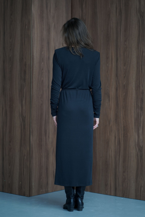 Sukienka oversize z paskiem – lejąca dzianina, rozcięcie na nodze