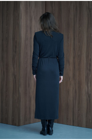 Sukienka oversize z paskiem – lejąca dzianina, rozcięcie na nodze