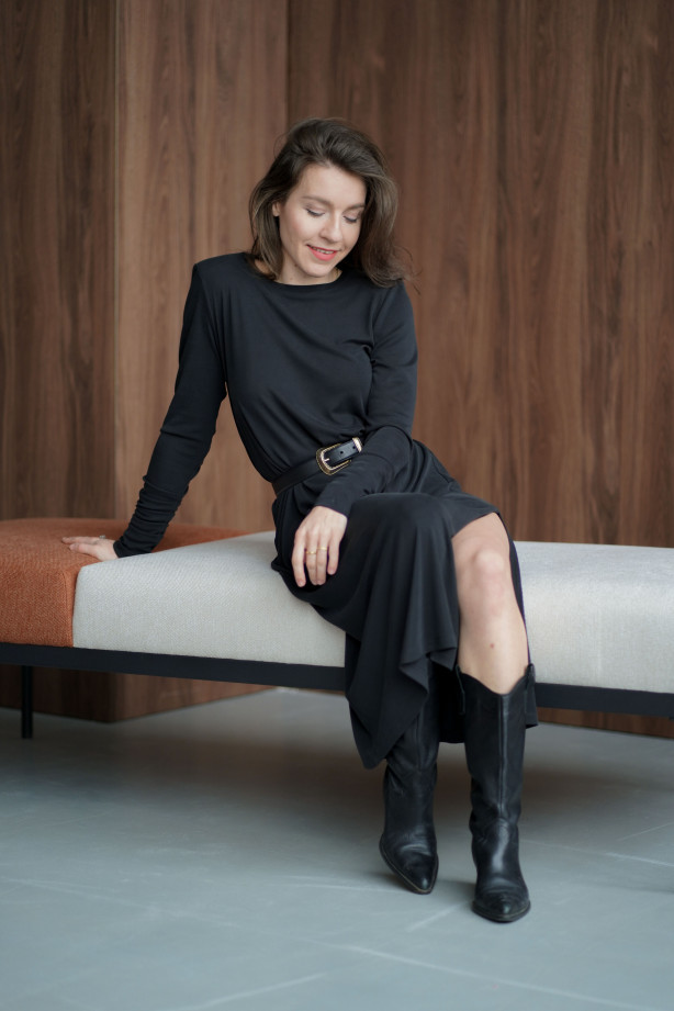 Sukienka oversize z paskiem – lejąca dzianina, rozcięcie na nodze