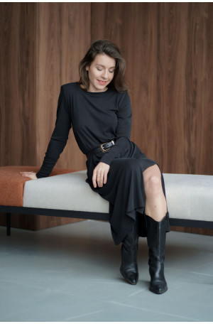 Sukienka oversize z paskiem – lejąca dzianina, rozcięcie na nodze