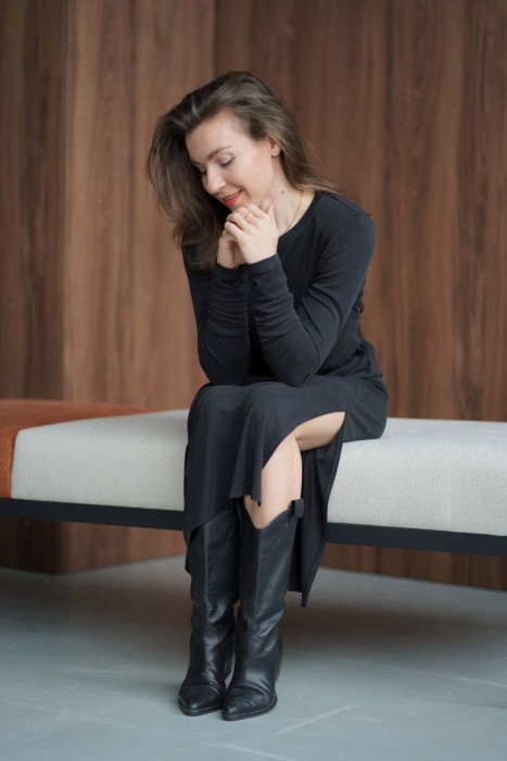 Sukienka oversize z paskiem – lejąca dzianina, rozcięcie na nodze