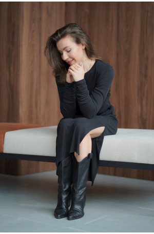 Sukienka oversize z paskiem – lejąca dzianina, rozcięcie na nodze