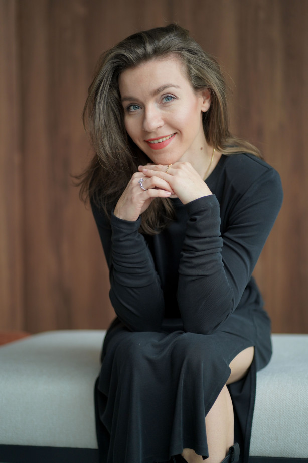 Sukienka oversize z paskiem – lejąca dzianina, rozcięcie na nodze