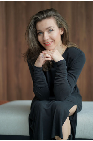 Sukienka oversize z paskiem – lejąca dzianina, rozcięcie na nodze