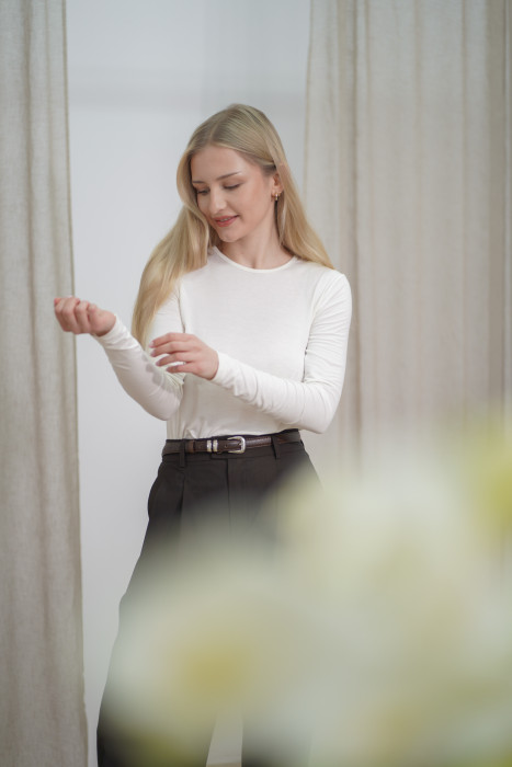 Lekko transparentny longsleeve - ozdobne przecięcie na plecach, baza stylizacji