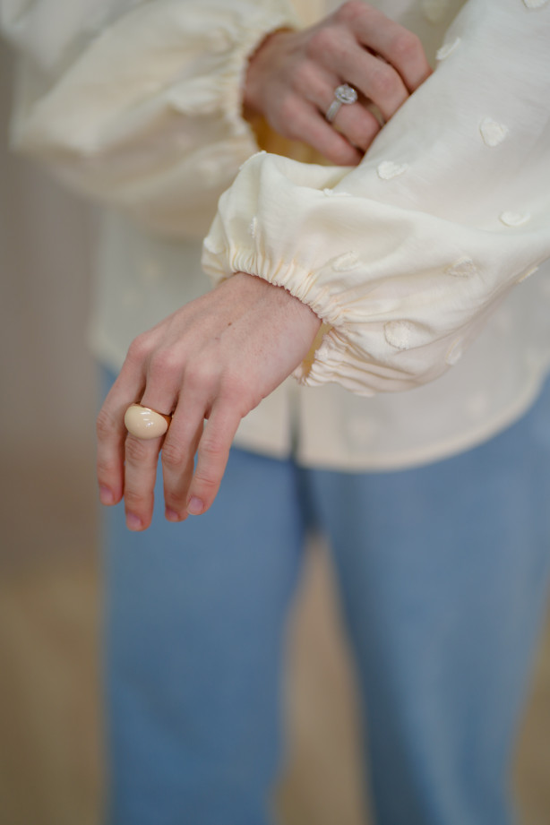 Śmietankowa koszula ze stójką - bufiaste rękawy i wytłaczane serduszka