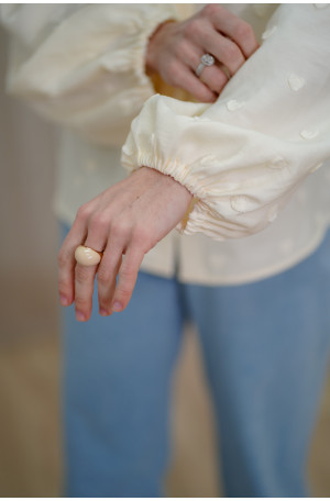 Śmietankowa koszula ze stójką - bufiaste rękawy i wytłaczane serduszka