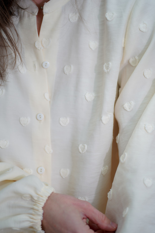 Śmietankowa koszula ze stójką - bufiaste rękawy i wytłaczane serduszka