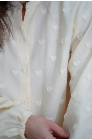 Śmietankowa koszula ze stójką - bufiaste rękawy i wytłaczane serduszka
