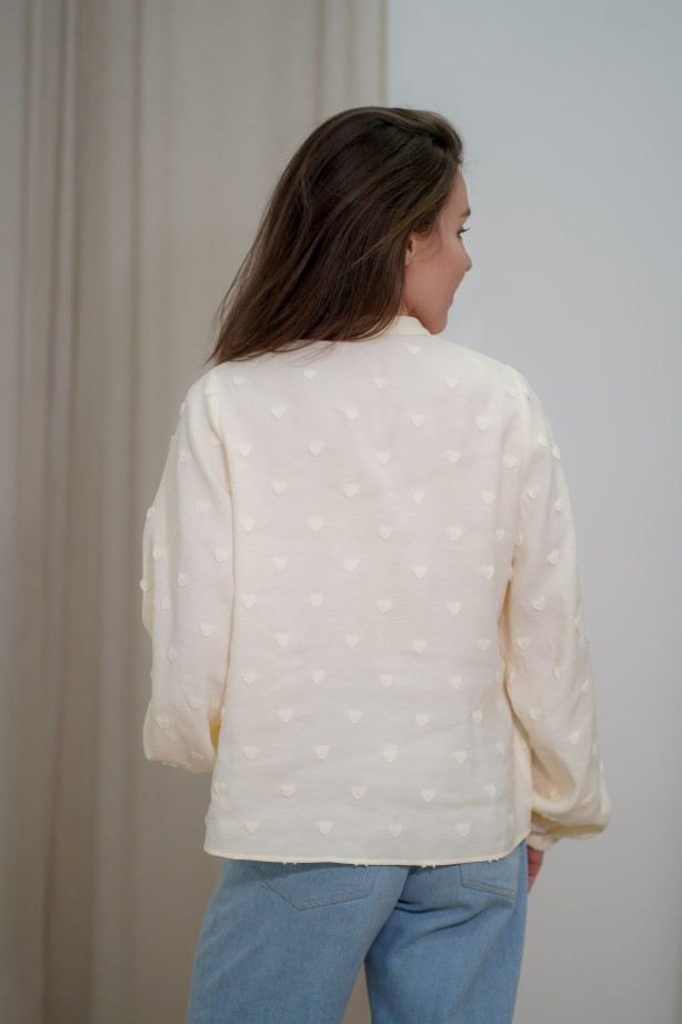 Śmietankowa koszula ze stójką - bufiaste rękawy i wytłaczane serduszka