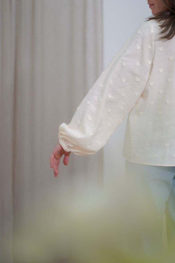 Śmietankowa koszula ze stójką - bufiaste rękawy i wytłaczane serduszka