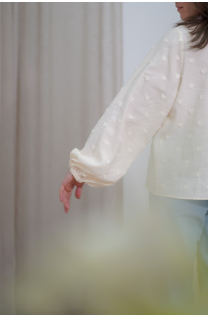 Śmietankowa koszula ze stójką - bufiaste rękawy i wytłaczane serduszka