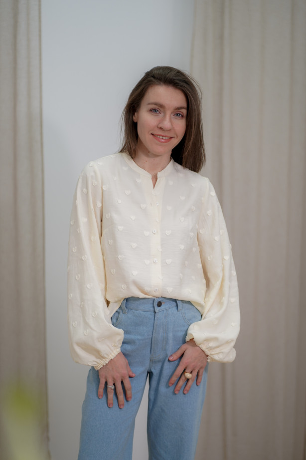 Śmietankowa koszula ze stójką - bufiaste rękawy i wytłaczane serduszka