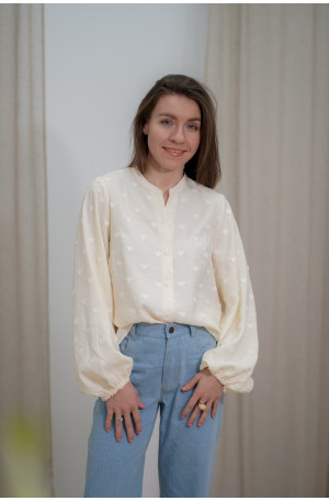 Śmietankowa koszula ze stójką - bufiaste rękawy i wytłaczane serduszka