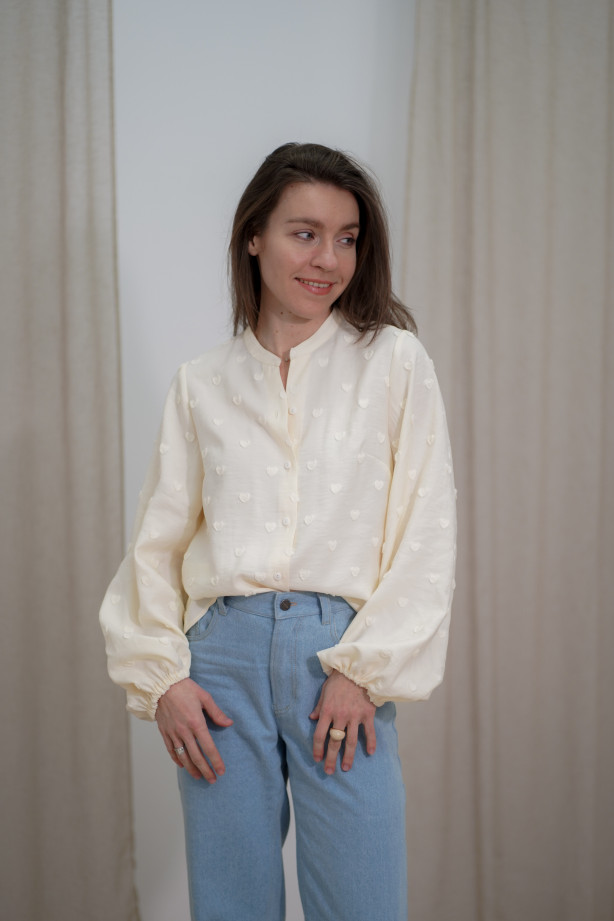 Śmietankowa koszula ze stójką - bufiaste rękawy i wytłaczane serduszka