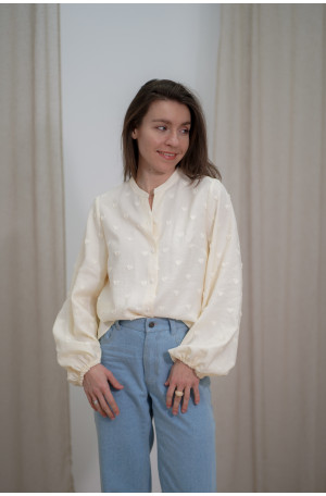Śmietankowa koszula ze stójką - bufiaste rękawy i wytłaczane serduszka