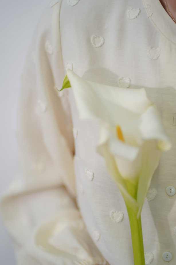 Śmietankowa koszula ze stójką - bufiaste rękawy i wytłaczane serduszka