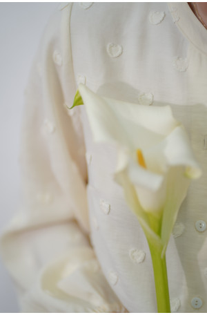 Śmietankowa koszula ze stójką - bufiaste rękawy i wytłaczane serduszka