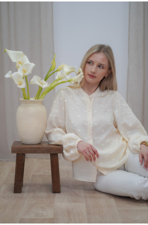 Śmietankowa koszula ze stójką - bufiaste rękawy i wytłaczane serduszka