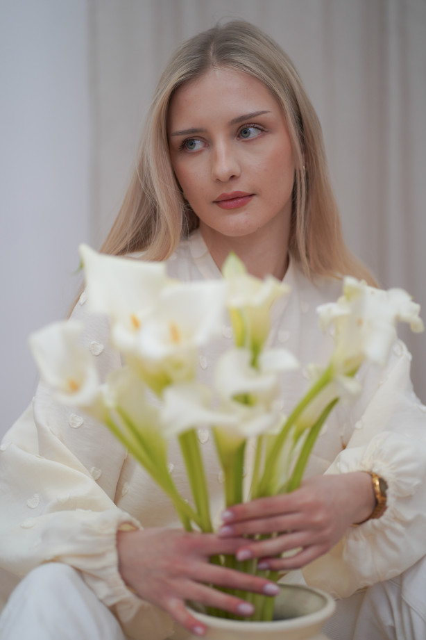 Śmietankowa koszula ze stójką - bufiaste rękawy i wytłaczane serduszka