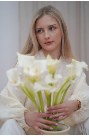 Śmietankowa koszula ze stójką - bufiaste rękawy i wytłaczane serduszka