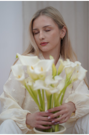 Śmietankowa koszula ze stójką - bufiaste rękawy i wytłaczane serduszka