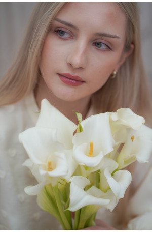 Śmietankowa koszula ze stójką - bufiaste rękawy i wytłaczane serduszka