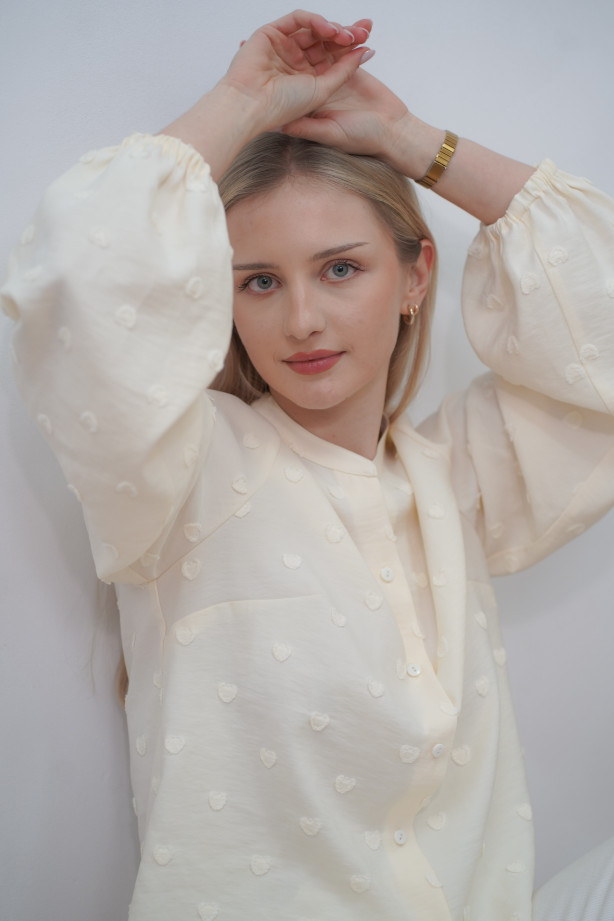 Śmietankowa koszula ze stójką - bufiaste rękawy i wytłaczane serduszka