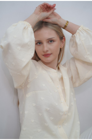 Śmietankowa koszula ze stójką - bufiaste rękawy i wytłaczane serduszka