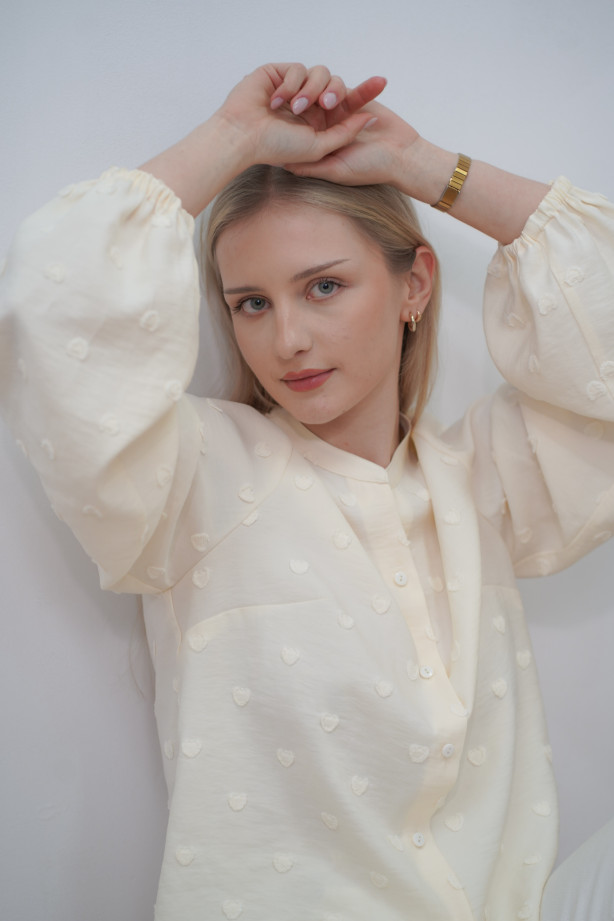 Śmietankowa koszula ze stójką - bufiaste rękawy i wytłaczane serduszka