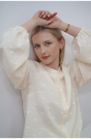 Śmietankowa koszula ze stójką - bufiaste rękawy i wytłaczane serduszka