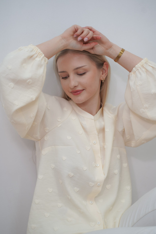 Śmietankowa koszula ze stójką - bufiaste rękawy i wytłaczane serduszka