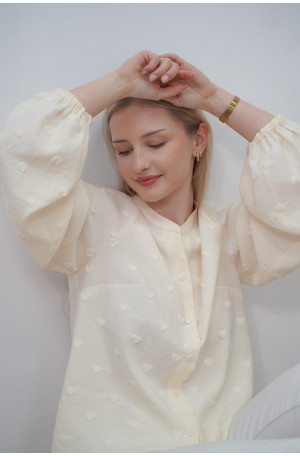 Śmietankowa koszula ze stójką - bufiaste rękawy i wytłaczane serduszka