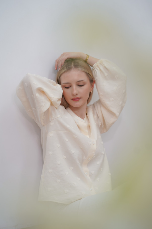 Śmietankowa koszula ze stójką - bufiaste rękawy i wytłaczane serduszka