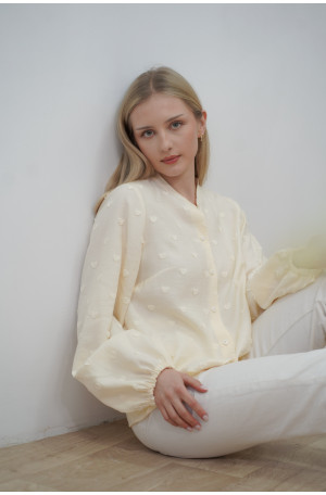 Śmietankowa koszula ze stójką - bufiaste rękawy i wytłaczane serduszka