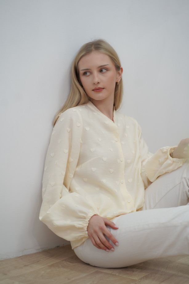 Śmietankowa koszula ze stójką - bufiaste rękawy i wytłaczane serduszka