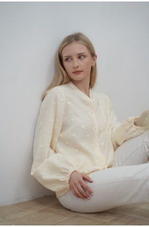 Śmietankowa koszula ze stójką - bufiaste rękawy i wytłaczane serduszka