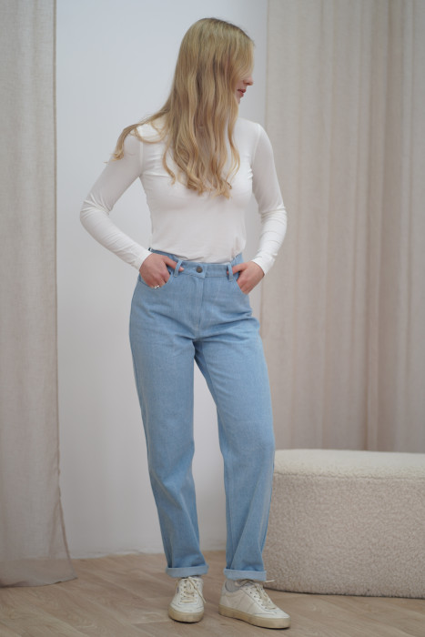 Jeansy klasyczne - prosty fason, kieszenie i możliwość podwinięcia nogawek 2