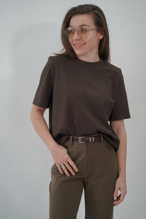 Czekoladowy t-shirt oversize - pudełkowy fason z poduszkami