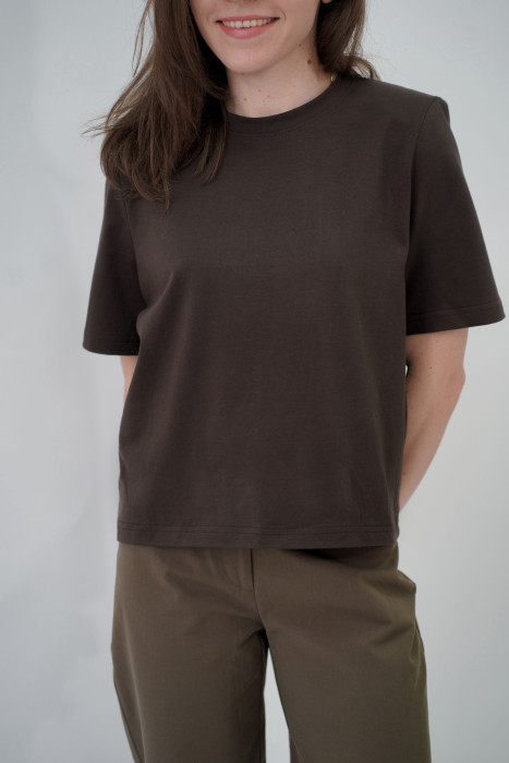 Czekoladowy t-shirt oversize - pudełkowy fason z poduszkami 2