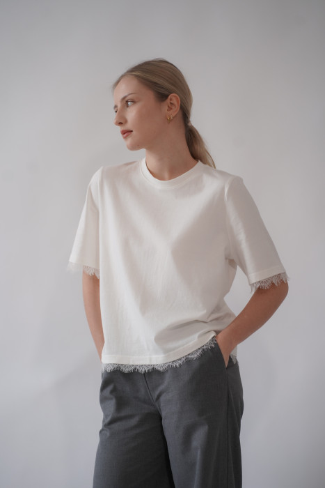 T-shirt Corte Cream - oversize, pudełkowy fason z koronką