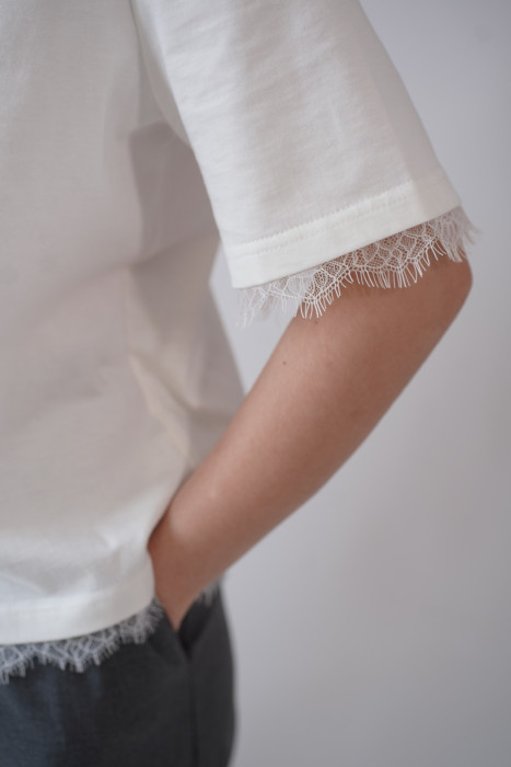 T-shirt Corte Cream - oversize, pudełkowy fason z koronką 2