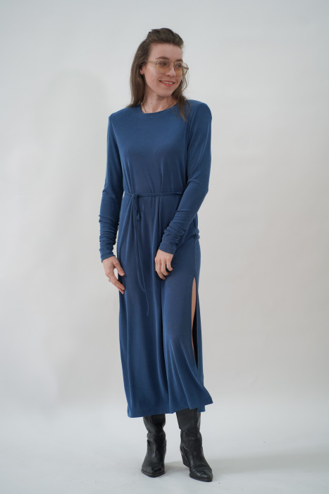 Sukienka oversize z paskiem - lejąca dzianina, rozcięcie na nodze 2