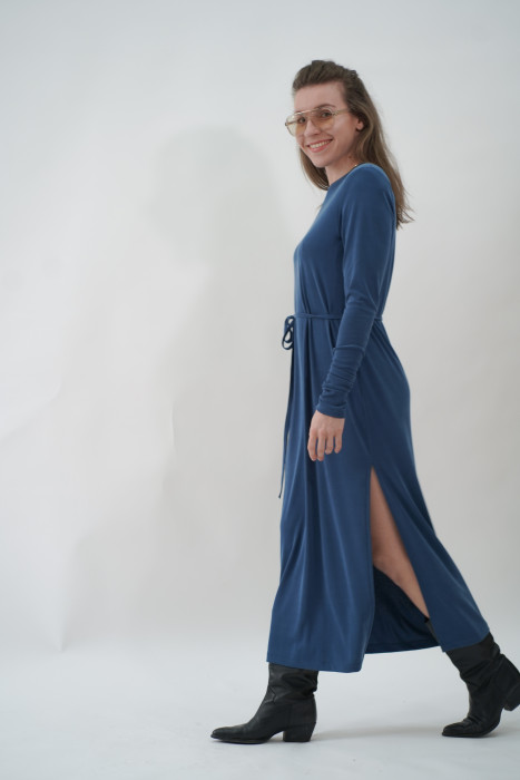 Sukienka oversize z paskiem - lejąca dzianina, rozcięcie na nodze