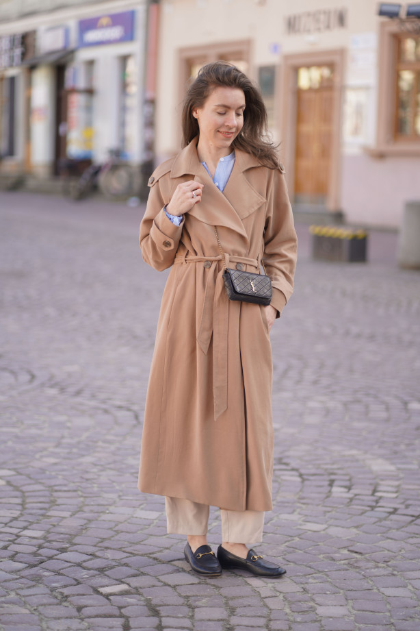 Klasyczny długi trencz - raglanowy fason z paskiem