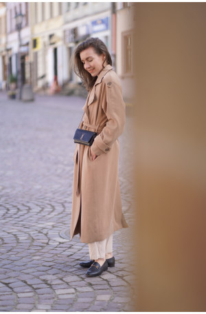 Klasyczny długi trencz - raglanowy fason z paskiem