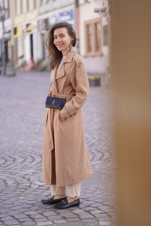 Klasyczny długi trencz - raglanowy fason z paskiem